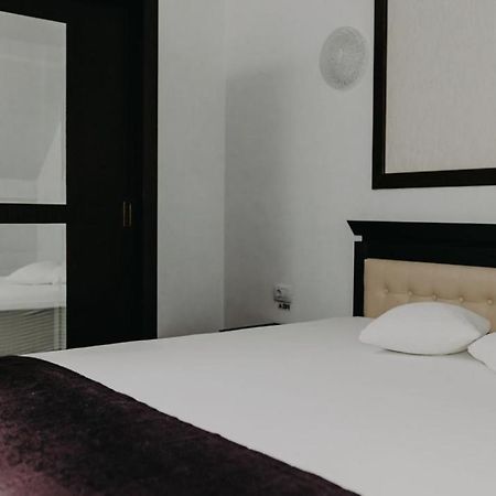 Pensiune Restaurant Capra Neagra モイセイ エクステリア 写真